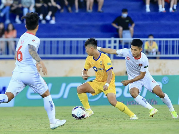SLNA thắng đậm Hải Phòng, trở lại đỉnh bảng V.League