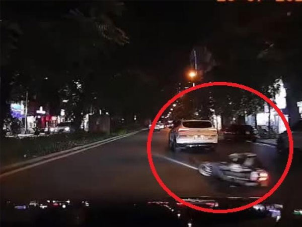 Clip: Thót tim với cảnh ô tô liên tục đánh võng, hàng loạt xe máy thoát hiểm