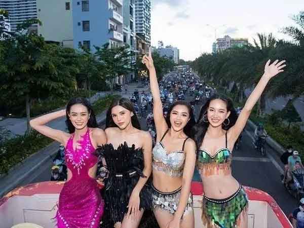 Miss Universe diễu hành biển có phản cảm như Miss World Vietnam?