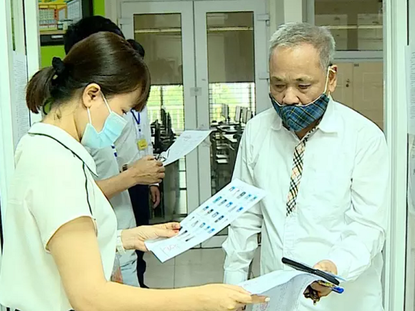 Cụ ông 82 tuổi ở Hà Nội vui mừng báo tin đỗ tốt nghiệp THPT