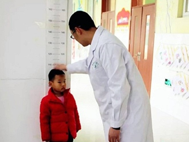 Ép con ngủ trưa suốt 1 năm, mẹ khóc nghẹn khi gặp bác sĩ