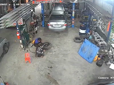 Video: Chủ gara suýt gãy cả tay khi bơm lốp xe cho khách