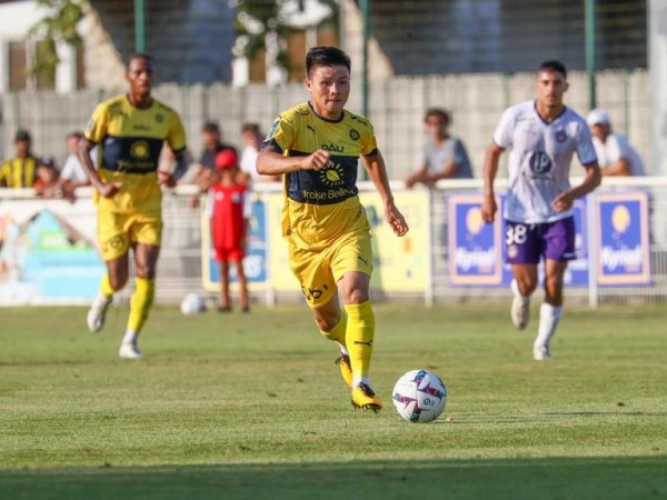 Quang Hải vào sân từ ghế dự bị, Pau FC thua Niort trên 'sân ruộng'