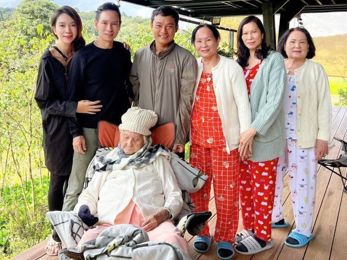 Lý Hải đưa mẹ 96 tuổi đi du lịch, chia sẻ đầy xúc động về phận làm con khiến khán giả cay khoé mắt