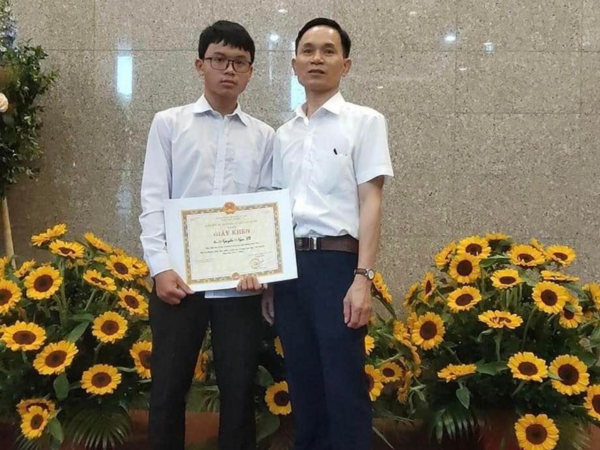 Chân dung Thủ khoa toàn quốc với điểm tuyệt đối 30/30: Không dùng điện thoại, là HS tiêu biểu thủ đô