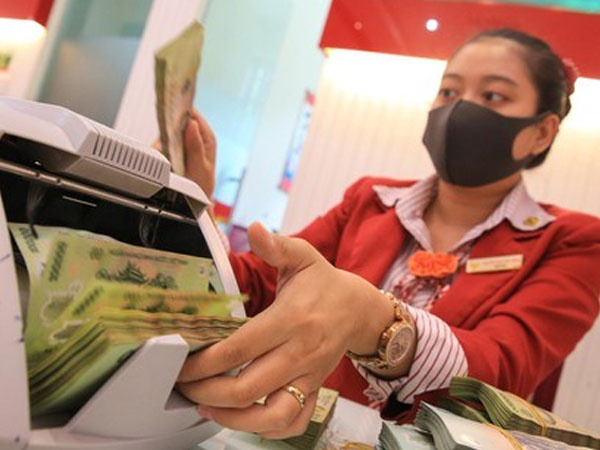 Lãi suất tăng, người dân “chăm” gửi tiền vào ngân hàng hơn