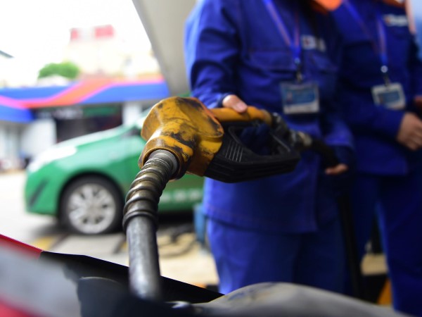 Chưa từng có: Giá một loại dầu diesel đắt hơn xăng cao cấp nhất Việt Nam