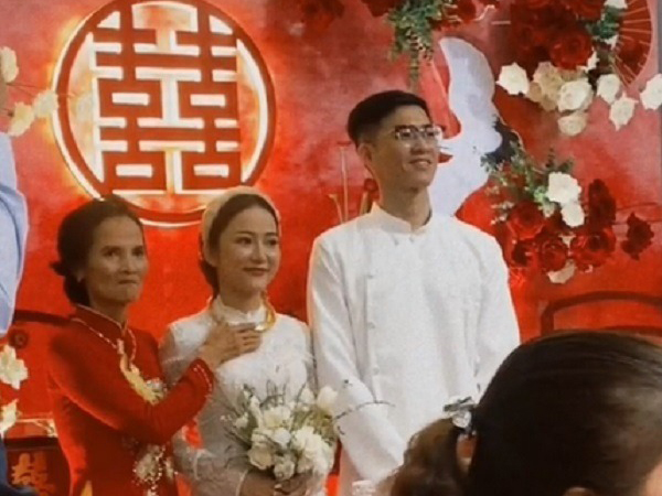 Khoảnh khắc con gái lên xe hoa cũng là khi cha mất, nhìn người mẹ mím chặt môi ngăn tiếng nấc mà ai nấy nhói lòng