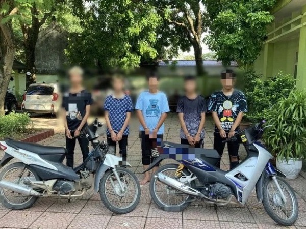 Người phụ nữ bị nhóm thanh, thiếu niên chặn đường cướp tiền và...son môi