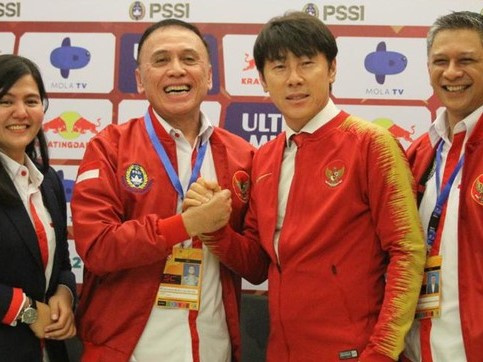 Chủ tịch LĐBĐ Indonesia ‘quay xe’, không rời AFF?