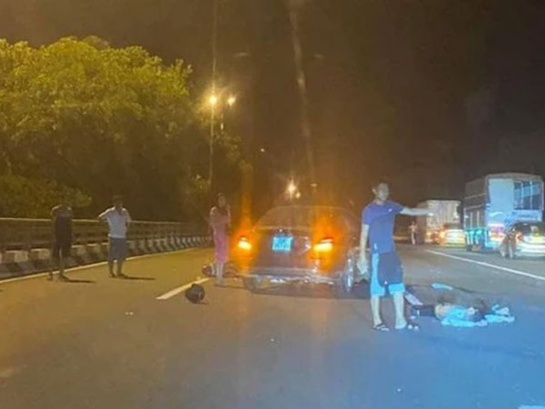 2 xe khách giường nằm và ô tô 4 chỗ tông liên hoàn trên cao tốc