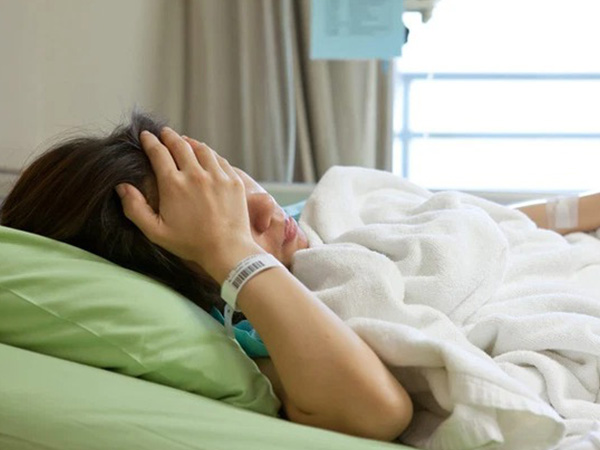 Liên tục bị nhiệt miệng, cô gái trẻ sốc nặng khi bác sĩ thông báo mắc K miệng