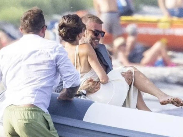 Victoria lộ nội y gợi cảm nhưng chưa sốc bằng cảnh bế bồng kiểu công chúa của Beckham