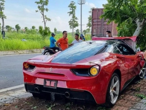 Ai phải bồi thường vụ siêu xe Ferrari tai nạn?