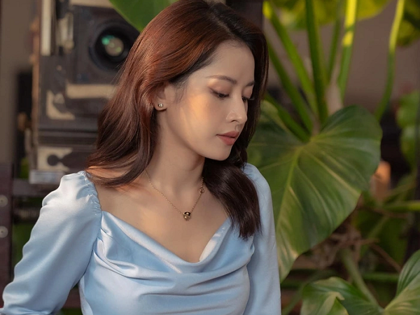 Tái xuất hát hò trên sân khấu với hit 'Anh ơi ở lại', giọng hát Chi Pu tiếp tục là tâm điểm gây tranh cãi