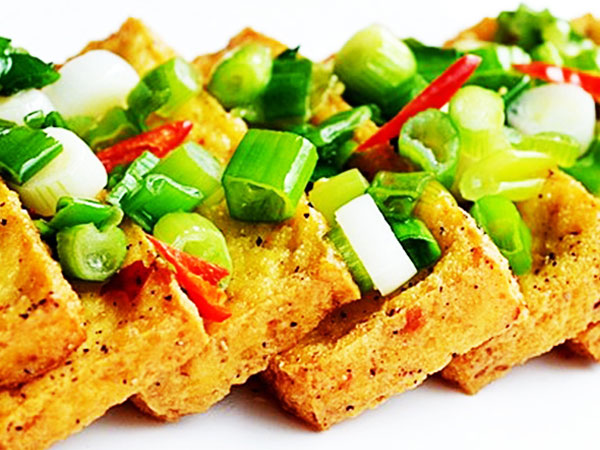 Đậu phụ chớ dại kết hợp với hành lá, sai lầm mà nhiều bà nội trợ mắc phải gây hại sức khỏe