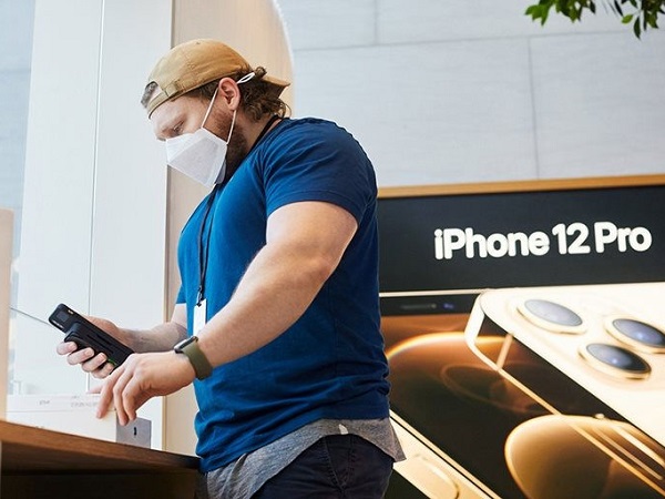 Apple bán iPhone 12 Pro tân trang giá 759 USD