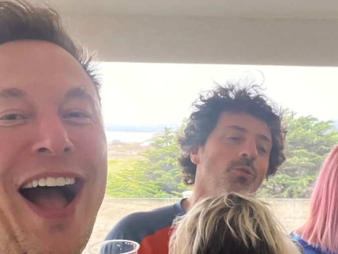 Elon Musk tung ảnh chứng minh vẫn thân thiết với đồng sáng lập Google, ngoại tình với vợ bạn chỉ là tin đồn?