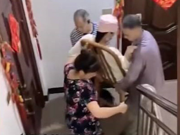 Hội chị em 'đỏ mắt' ghen với nàng dâu số hưởng, sinh con xong được bố mẹ chồng khiêng lên tận nhà