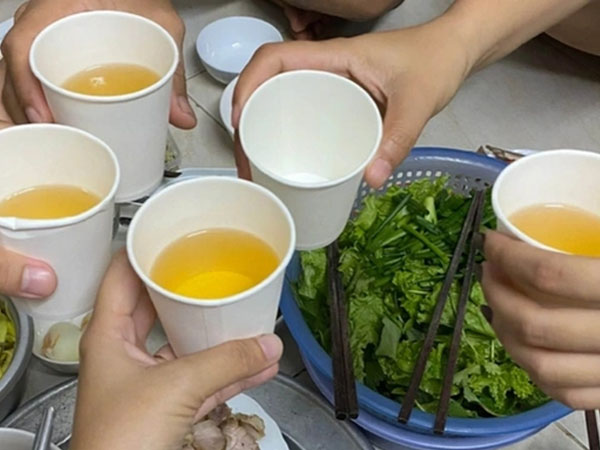 Vụ 6 người nhậu hết 5 lít rượu, 3 phụ nữ tử vong: 3 người đàn ông cùng uống sức khỏe ra sao?