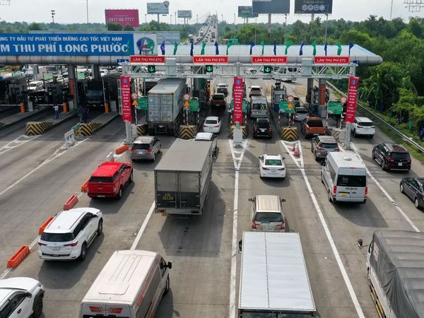 Ùn ứ trên cao tốc TP.HCM - Long Thành - Dầu Giây ngày đầu thu phí không dừng