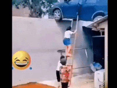 Cô gái 'hạ cánh' ôtô trên nóc nhà, người dân xung quanh phải bắc thang giải cứu: 'Chị cầm bằng phi cơ mà lái ô tô à?'