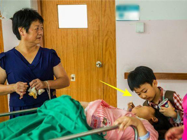 Cậu bé 7 tuổi thay người cha quá cố đưa mẹ vào viện sinh em bé, sự hiểu chuyện của em khiến hàng nghìn người phải bật khóc