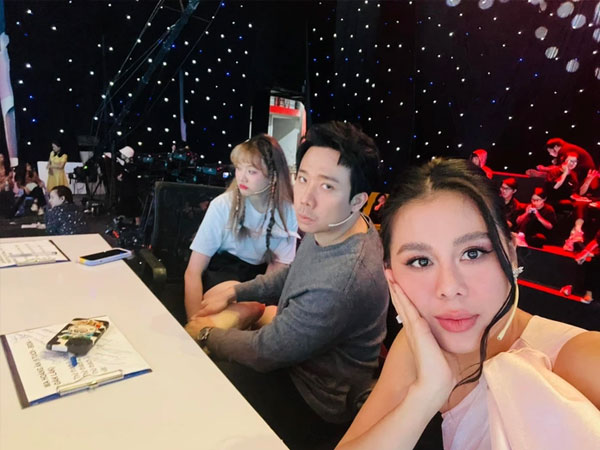 Nam Thư đăng ảnh tình tứ của Trấn Thành và Hari Won khi đi quay show, đáp gắt khi bị nghi 'Trấn Thành nhờ đăng'