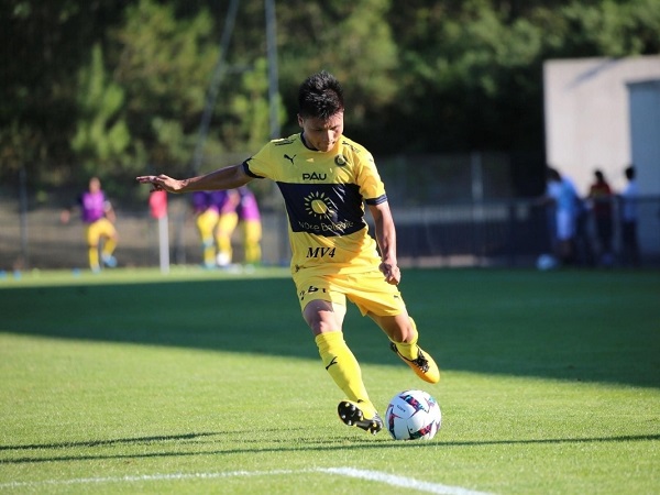 Quang Hải ghi 2 bàn trong buổi đá nội bộ của Pau FC
