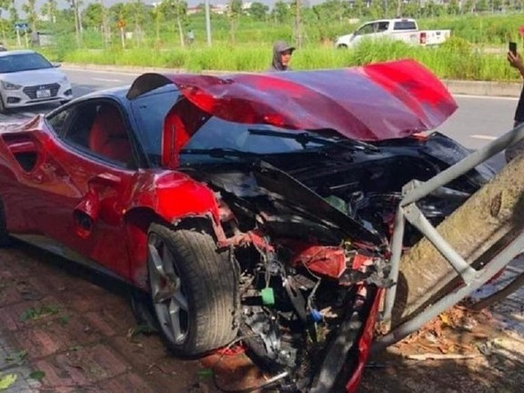 Vụ siêu xe Ferrari húc đổ cây ở Hà Nội: Lộ nhiều tình tiết lạ