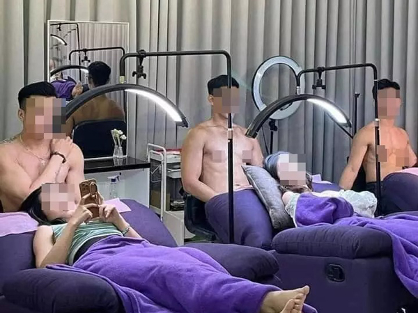 Sốc với hình ảnh spa để dàn trai 6 múi cởi trần phục vụ chị em, dân tình 'ném đá' rầm rầm nhưng vẫn không ít người vào... xin địa chỉ