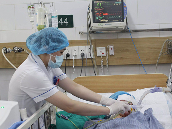 Cô gái Hà Nội hôn mê sâu sau điếu thuốc lá điện tử bạn mời