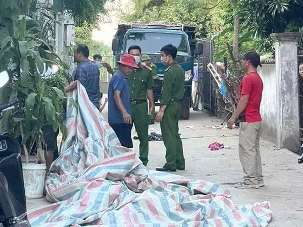 Đang chơi trước cổng nhà, bé gái 2 tuổi bị xe tải lùi cán tử vong