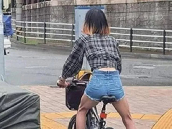 Cô gái với vóc dáng gợi cảm đạp xe trên đường gây chú ý, vừa ngoảnh mặt lại ai nấy ngã ngửa