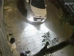 Chồng suýt 'tiễn vợ vào bệnh viện' sau pha đánh xe đầy 'trắc trở'