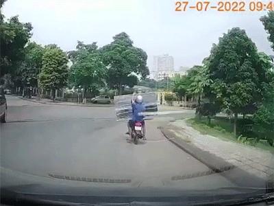 Pha vận chuyển 'cồng kềnh' và cú ngã tiền triệu của người đàn ông ôm chiếc tivi
