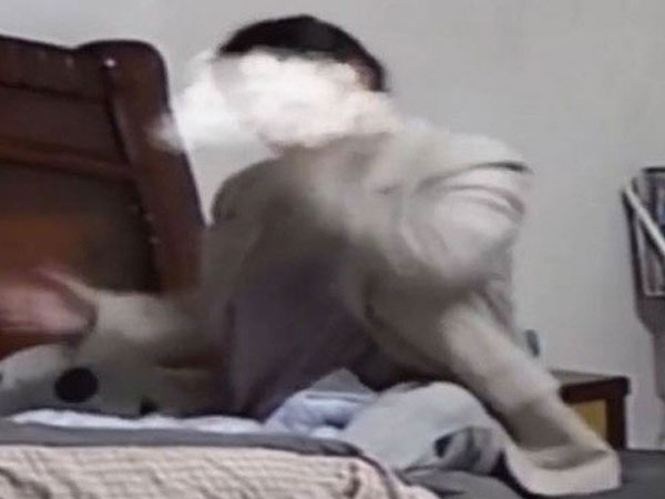 Mẹ chồng không cho bật điều hòa giữa nắng nóng 40 độ, con dâu ở cữ tự tát mình vì quá buồn bực