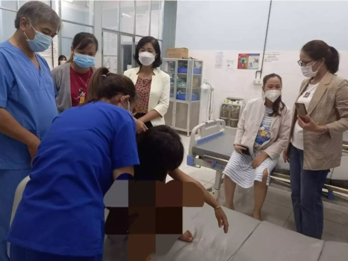 Khởi tố mẹ ruột và cha dượng hành hạ bé gái 7 tuổi