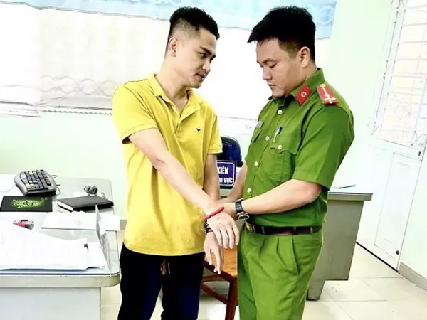 Bắt cựu cán bộ công an trại giam lừa đảo gần 1 tỷ đồng rồi bỏ trốn