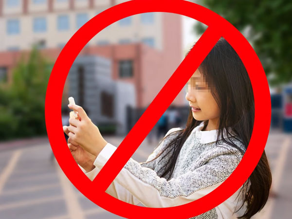 Nữ sinh bị kỷ luật vì chụp ảnh selfie trong trường