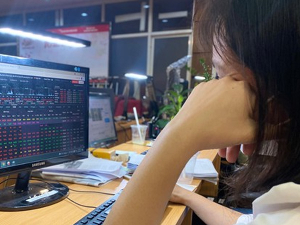 Cổ phiếu lớn đột ngột giảm sâu, chứng khoán chốt tháng 7 trong sắc đỏ