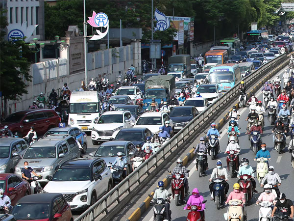 Hà Nội thí điểm tách làn ô tô, xe máy trên trục đường Nguyễn Trãi