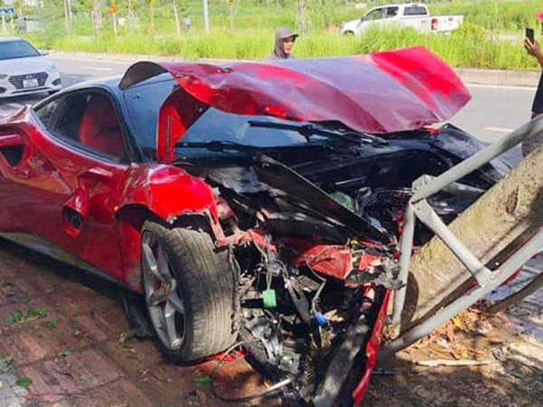 Chủ xe Volvo 'ngại' đến đại lý chính hãng sau tai nạn Ferrari 488 GTB