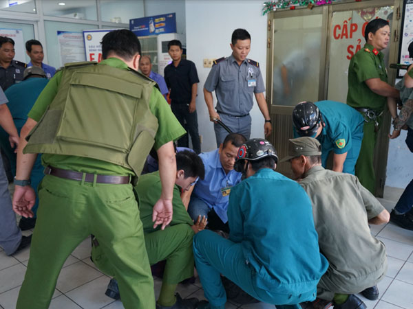 Vụ hành hung tại BV Nhân dân Gia Định: Bố bệnh nhi bóp cổ, ép bác sĩ vào tường