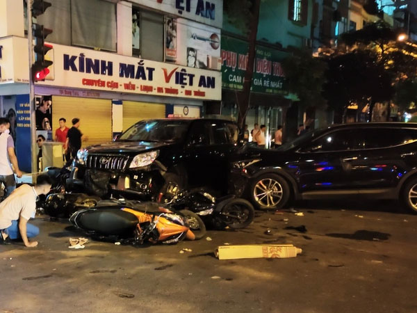 Thoát chết trong tai nạn giữa 4 ô tô, 6 xe máy, người đàn ông kể phút kinh hoàng
