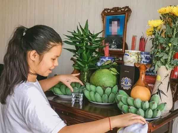 Lau bàn thờ bằng nước lã là phạm đại kỵ: Loại nước nào gia tiên hài lòng?