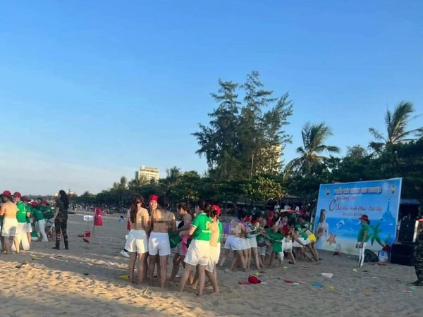 Phạt hành chính đơn vị tổ chức cho nhóm người cởi áo ngực phản cảm trên bãi biển Cửa Lò, yêu cầu công khai xin lỗi