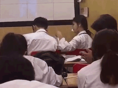 Bị phát hiện đang thể hiện tình cảm với bạn trai trong lớp, nữ sinh có phản ứng khiến dân mạng cười rộ