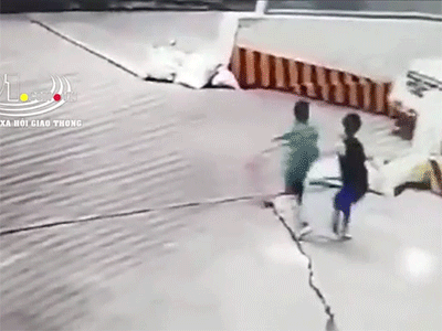 Clip: Chơi bóng ở cửa ra của hầm chung cư, bé trai bị ôtô lao từ dưới tầng hầm lên cán trúng người