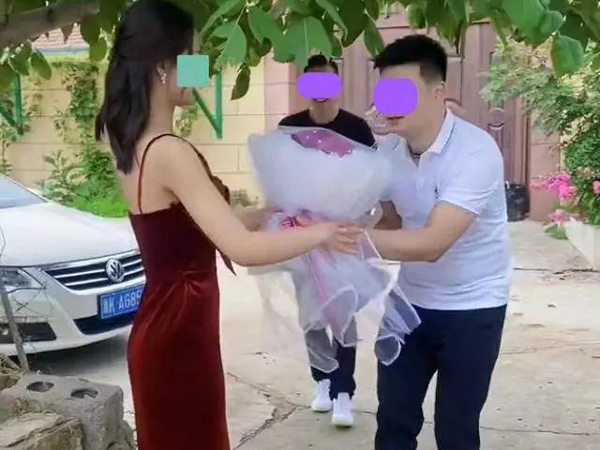 Ra mắt nhà bạn gái, chàng trai có hành động ai cũng khen nức nở